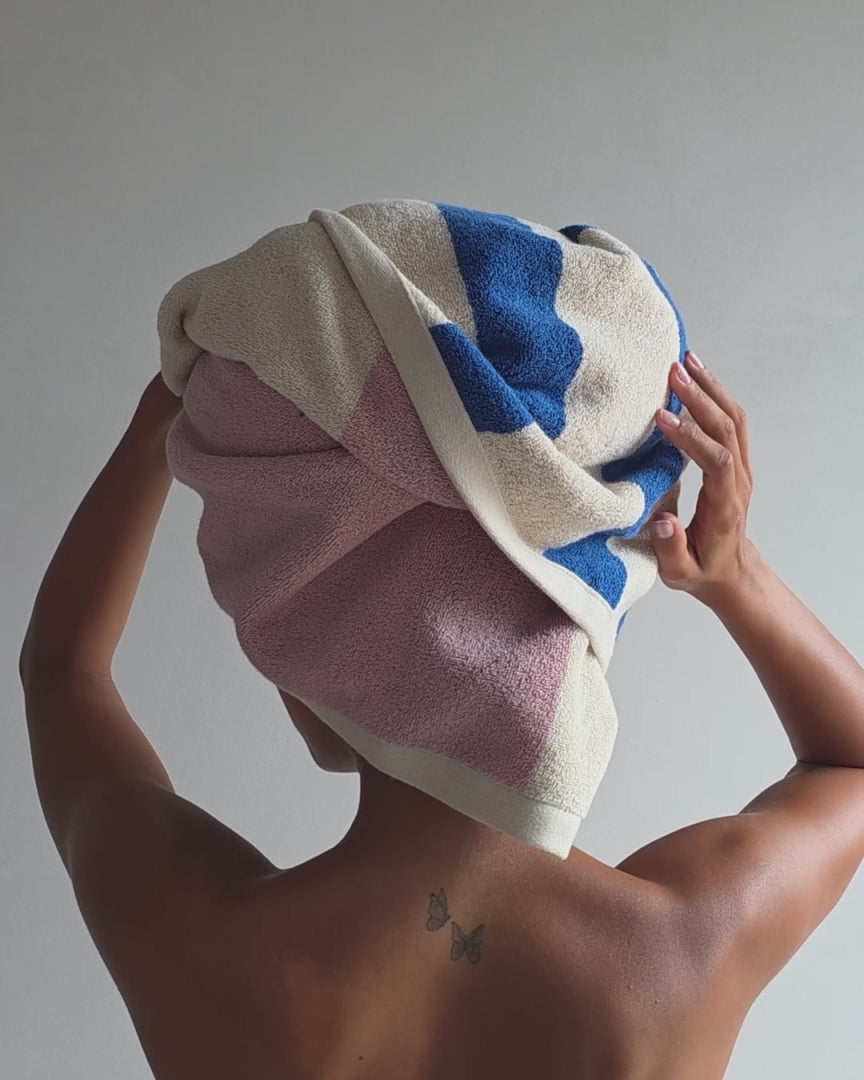 Load video: <p>Janus Reverso: Soft Cotton Reversible Stripe <a href="/en-us/products/janus-reverso-soft-cotton-reversible-stripe-towel-calamine-sky" title="Janus Reverso: Soft Cotton Reversible Stripe Towel">Towel</a></p>